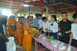 ทำบุญตักบาตรถวายเป็นพระราชกุศลแด่พระบาทสมเด็จพระปรมินทรมหาภูมิพลอดุลยเดช รัชกาลที่ ๙